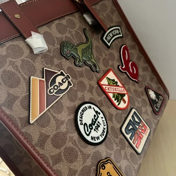 New Coach Field Tote In Signature Canvas With Patches - Picture 5 of 7